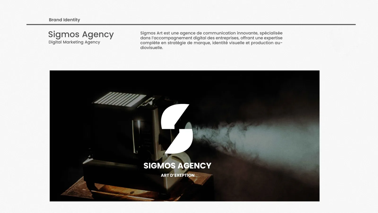 Sigmos Agency : symbole blanc et nom de la marque sur une photographie sombre de projecteur de cinéma.